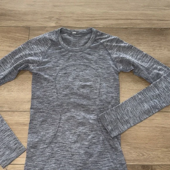 lululemon Swiftly Tech Long Sleeve Crew designed for running and training size 4 - Picture 3 of 6